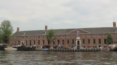 Amsterdam 'daki tipik evler. Bu çekim kanal teknesinden çekilmiş. Mükemmel bir bebek..