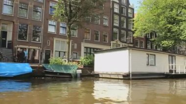Amsterdam 'daki tipik evler. Bu çekim kanal teknesinden çekilmiş. Mükemmel bir bebek..