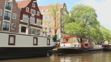 Amsterdam 'daki tipik evler. Bu çekim kanal teknesinden çekilmiş. Mükemmel bir bebek..