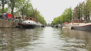 Amsterdam 'daki tipik evler. Bu çekim kanal teknesinden çekilmiş. Mükemmel bir bebek..