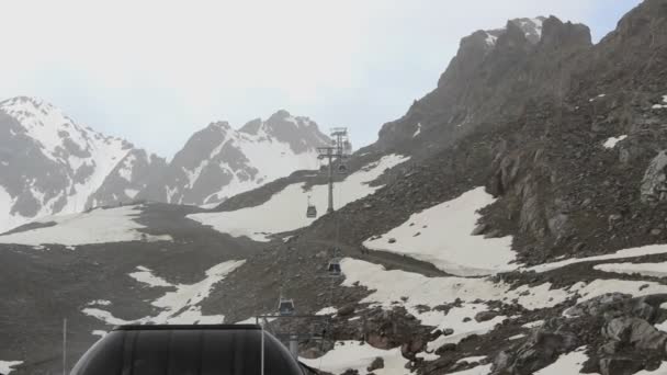 Linbana Ett Berg Österrike Massor Snö Bergstoppen — Stockvideo
