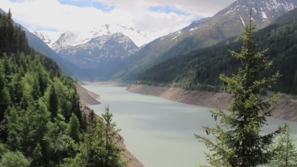Hermoso Lago Los Alpes Con Una Vista Muy Bonita Picos — Vídeo de stock