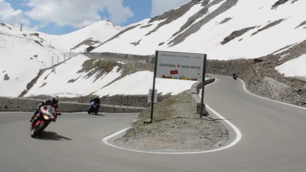 Das Stilfserjoch Italien Viele Autofahrer Radeln Den Berg Hinauf Und — Stockvideo