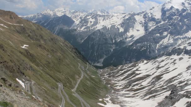 Das Stilfserjoch Italien Viele Autofahrer Radeln Den Berg Hinauf Und — Stockvideo