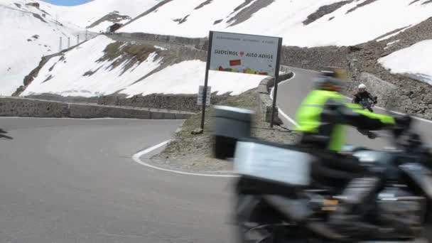 Das Stilfserjoch Italien Viele Autofahrer Radeln Den Berg Hinauf Und — Stockvideo