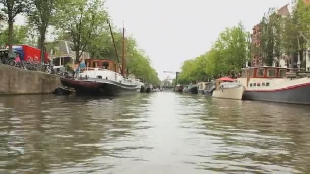 Casas Típicas Amesterdão Este Tiro Filmado Barco Canal Uma Boneca — Vídeo de Stock