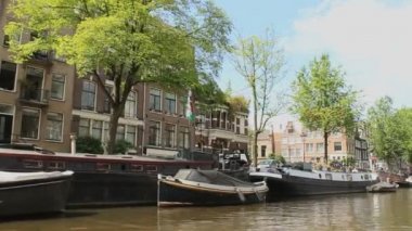 Amsterdam 'daki tipik evler. Bu çekim kanal teknesinden çekilmiş. Mükemmel bir bebek..