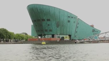 Amsterdam 'daki Nemo Müzesi. Kanal teknesinden çekilmiş..