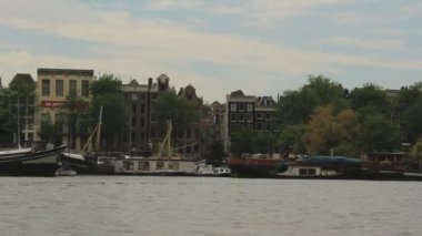 Amsterdam 'daki tipik evler. Bu çekim kanal teknesinden çekilmiş. Mükemmel bir bebek..