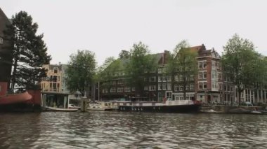 Amsterdam 'daki tipik evler. Bu çekim kanal teknesinden çekilmiş. Mükemmel bir bebek..