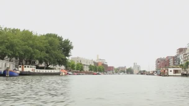 Τυπικά Σπίτια Στο Άμστερνταμ Αυτή Φωτογραφία Τραβήχτηκε Από Σκάφος Του — Αρχείο Βίντεο