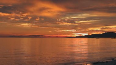 Güzel göl üzerinde yaz akşamları manzaralı günbatımı