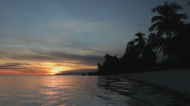 Güzel göl üzerinde yaz akşamları manzaralı günbatımı