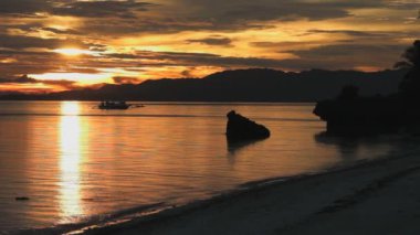 Güzel göl üzerinde yaz akşamları manzaralı günbatımı