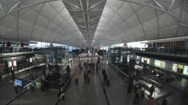 Hong Kong havaalanındaki kalabalığın görüntüleri.