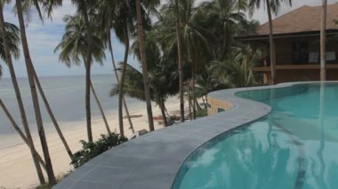 Sınırsız Kenarlı Deniz Manzaralı Yüzme Havuzu