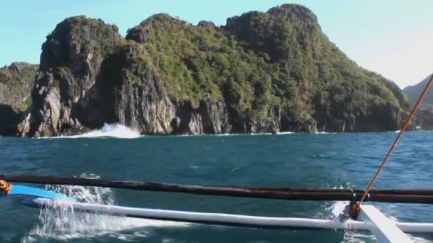 Kalkkikivijyrkänne Nido Palawanin Lähellä Filippiineillä Kuvattuna Veneestä — kuvapankkivideo