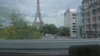 Metro 'dan çekilmiş. Paris 'teki Eifel Kulesi.,