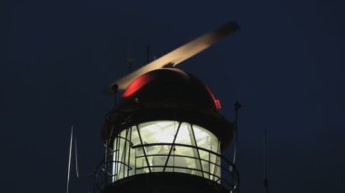 Gökyüzünde güzel bulutlar olan Schiermonnikoog adasındaki Deniz fenerinin yakın çekimi. Gece çekilmiş..