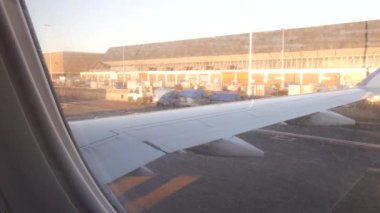 Kalkarken uçak kanadının yakın çekim görüntüleri.