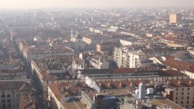 Arka planda Alpler olan Torino Havacılık şehir görüntüsü