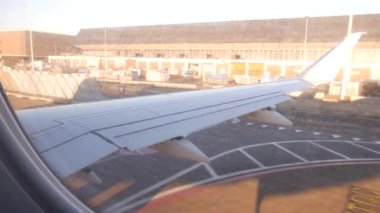 Kalkarken uçak kanadının yakın çekim görüntüleri.