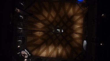 Eski Avrupa binasının iç taraftaki çatı görüntülerinin alt görüntüsü