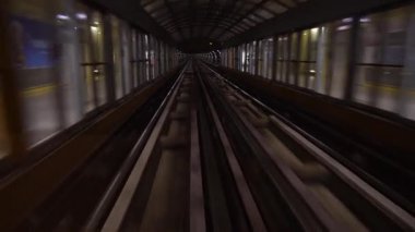 Trenin karanlık tünelden geçişi görüntüleri.