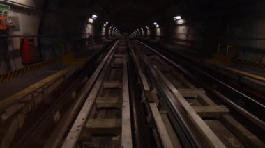 Trenin karanlık tünelden geçişi görüntüleri.