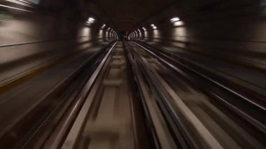 Trenin karanlık tünelden geçişi görüntüleri.