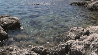 Türkiye Denizi 'ndeki Mavi Suyu yakından çek. Çakıl taşlarıyla.