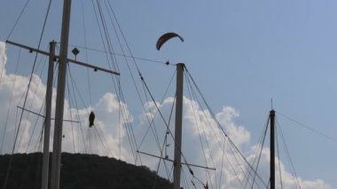 Türkiye 'nin güneyinde bir yerlerde güzel bir dağın tepesinde paraşütçüler.