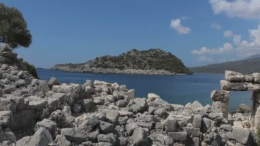 Türkiye 'deki bir dağın tepesindeki eski bir harabenin PAN çekimi.