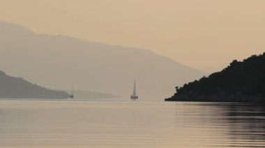 Güzel vadide yelkenli teknelerle gün batımı. Türkiye 'nin güzel adasında çekimler yapıldı