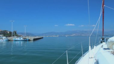 Yunanistan 'daki renkli hayatın güzel görüntüleri. Yelkenli tekneler, mavi sular ve güzel manzaralarla.