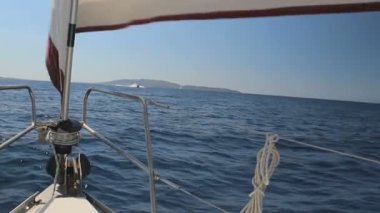 Yunanistan 'daki renkli hayatın güzel görüntüleri. Yelkenli tekneler, mavi sular ve güzel manzaralarla.