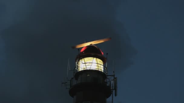 斯切尔蒙尼科格岛上灯塔的特写镜头 天空中乌云密布 在夜间拍摄 — 图库视频影像