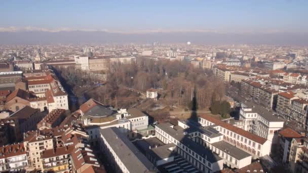 以阿尔卑斯山为背景的都灵空中城市景观 — 图库视频影像
