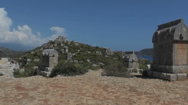 Alte Gräber Auf Dem Berg Mit Schönem Blick Aufs Meer — Stockvideo