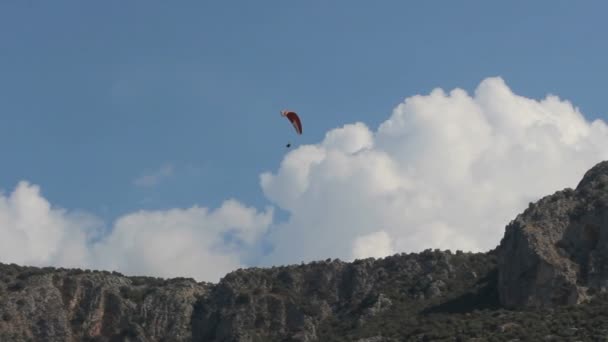 トルコの南のどこかの美しい山の上のパラセーリング — ストック動画