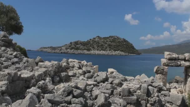 Plan PAN d'une vieille ruine au sommet d'une montagne quelque part en Turquie.