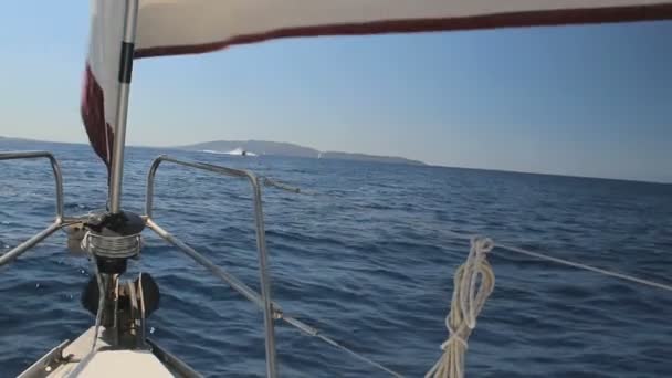 그리스의 아름다운 장면이었습니다 돛단배와 과멋진 기중기를 가지고 — 비디오