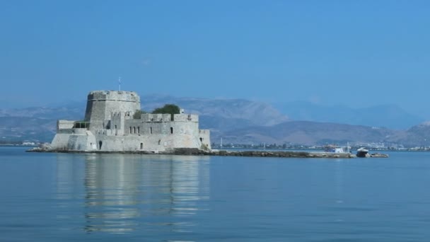 ギリシャでのカラフルな生活の美しいショット 海には城 青い水と素晴らしい景色を見ることができます — ストック動画