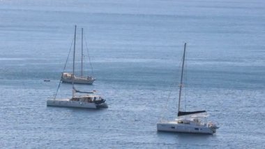 Yunanistan 'daki renkli hayatın güzel görüntüleri. Yelkenli tekneler, mavi sular ve güzel manzaralarla.