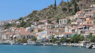 Yunanistan 'daki renkli hayatın güzel görüntüleri. Yelkenli tekneler, mavi sular ve güzel manzaralarla.