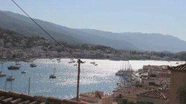 Yunanistan 'daki renkli hayatın güzel görüntüleri. Yelkenli tekneler, mavi sular ve güzel manzaralarla.