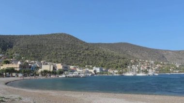 Yunanistan 'daki renkli hayatın güzel görüntüleri. Yelkenli tekneler, mavi sular ve güzel manzaralarla.