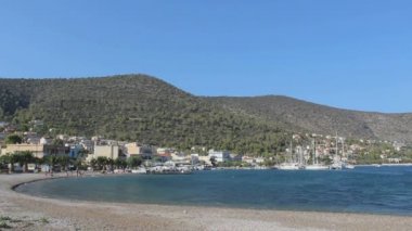 Yunanistan 'daki renkli hayatın güzel görüntüleri. Yelkenli tekneler, mavi sular ve güzel manzaralarla.