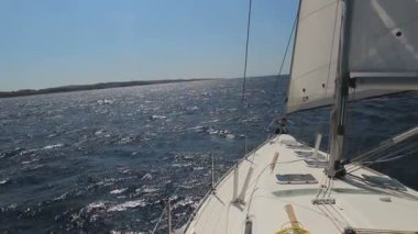 Yunanistan 'daki renkli hayatın güzel görüntüleri. Yelkenli tekneler, mavi sular ve güzel manzaralarla.