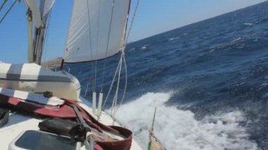 Yunanistan 'daki renkli hayatın güzel görüntüleri. Yelkenli tekneler, mavi sular ve güzel manzaralarla.